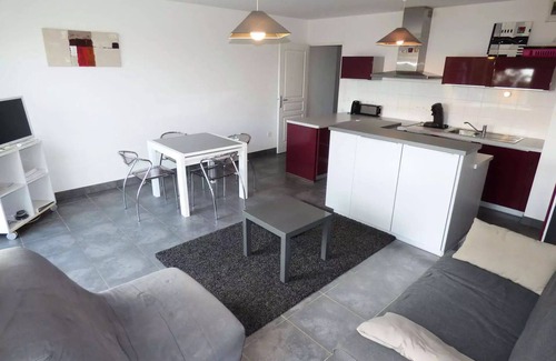 Les Sablettes Apartment | Tamaris Bay Residence - Heart of the Sablets, beach opposite, air conditioning, wifi.