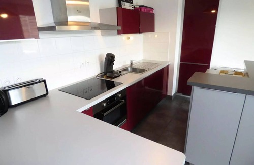 Les Sablettes Apartment | Tamaris Bay Residence - Heart of the Sablets, beach opposite, air conditioning, wifi.