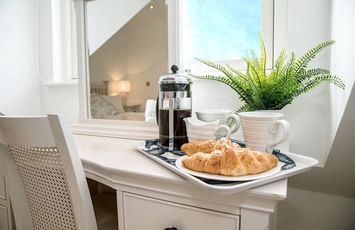 Treyarnon Cottage | Tamarisk, Treyarnon Bay - a cottage that sleeps 7 guests in 4 bedrooms