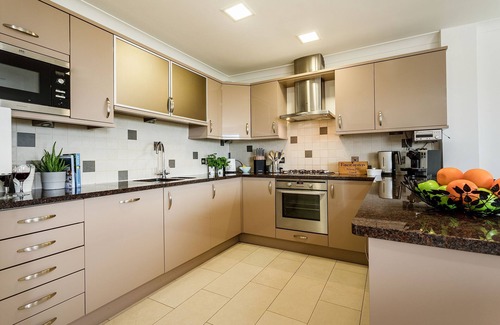 Treyarnon Cottage | Tamarisk, Treyarnon Bay - a cottage that sleeps 7 guests in 4 bedrooms