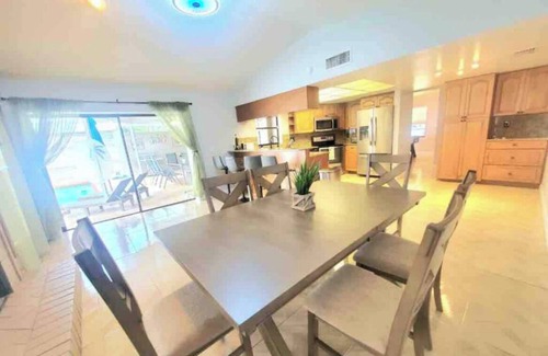 Greater Northdale House | Tampa Home w BBQ patio pool/5 Beds/9 Guests