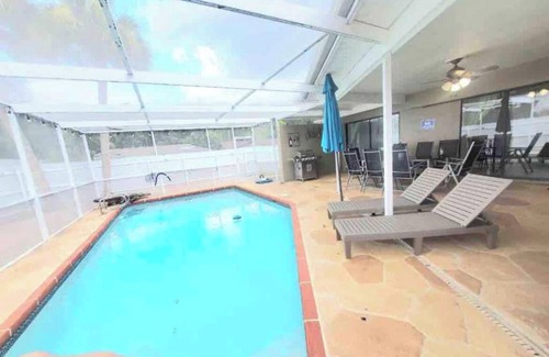 Greater Northdale House | Tampa Home w BBQ patio pool/5 Beds/9 Guests