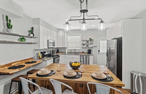 Tampa Heights House | Tampa Stylish Bungalow Oasis