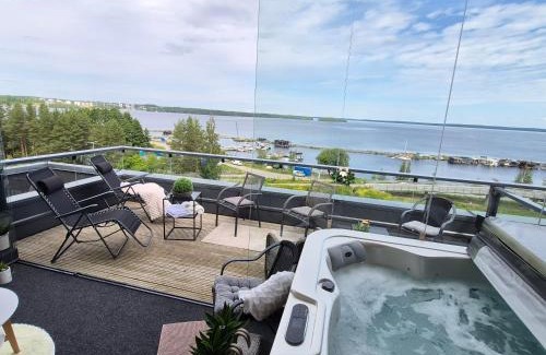 Tampere Apartment | TAMPERE PENTHOUSE-tasokas moderni kaupunki huoneisto huipulla -ISO JACUZZI omalla KATTOTERASSILLA - AURINKOTUOLIT ja Aurinko odottaa Sinua - huikea maisema- - 10 HLÖ - free parking