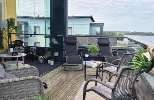 Tampere Apartment | TAMPERE PENTHOUSE-tasokas moderni kaupunki huoneisto huipulla -ISO JACUZZI omalla KATTOTERASSILLA - AURINKOTUOLIT ja Aurinko odottaa Sinua - huikea maisema- - 10 HLÖ - free parking