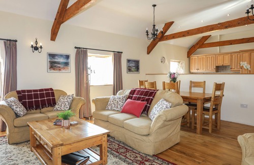 Llanfairpwllgwyngyll Cottage | TAN TWR - CHELLOW COTTAGE, pet friendly, with open fire in Dwyran