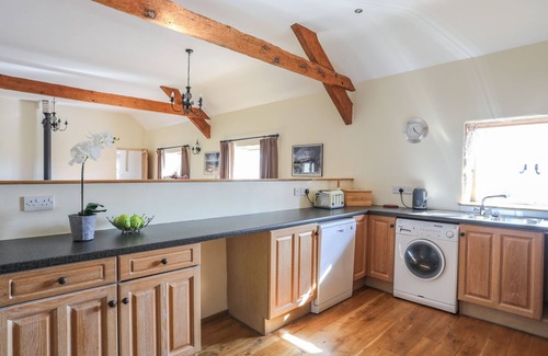 Llanfairpwllgwyngyll Cottage | TAN TWR - CHELLOW COTTAGE, pet friendly, with open fire in Dwyran