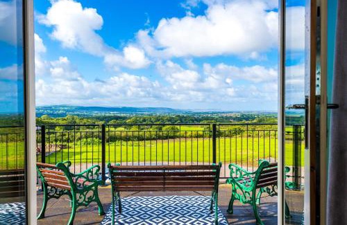 Cwm Dyserth House | Tan Y Bryn Ganol