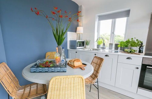 Malltraeth Cottage | Tan Yr Allt - a sea view that sleeps 4 guests in 2 bedrooms