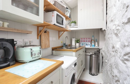 Rhyd-y-clafdy Cottage | TAN YR ALLT, pet friendly, with open fire in Chwilog