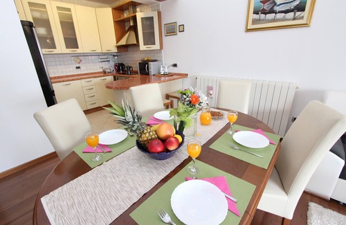 Rovinj Apartment | TANJA Three-Bedroom Apartment with Balcony