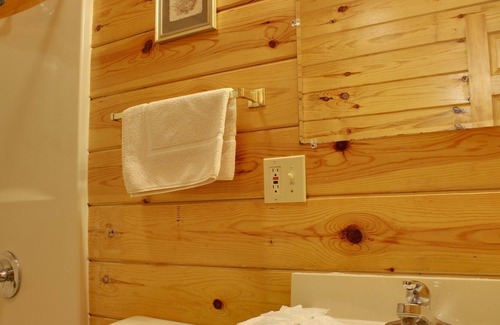 Wisconsin Dells House | Tannenbaum Log Haus at Christmas Mt. Resort, Outdoor Pool, Firepit, Game Room.