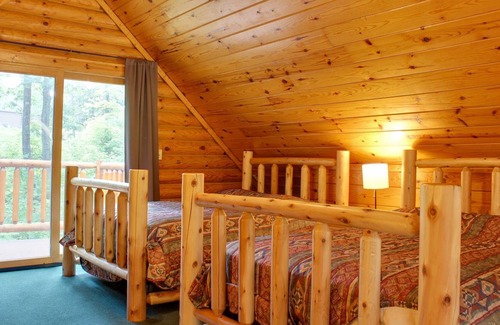Wisconsin Dells House | Tannenbaum Log Haus at Christmas Mt. Resort, Outdoor Pool, Firepit, Game Room.