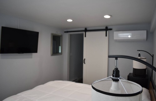 Tannersville Hotel | Tannersville Village on SawMill Creek Room #4- 1 Queen