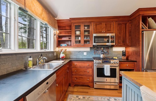 Stowe House | Tansy Hill Farm Guest House: 1br+ with deck & pond