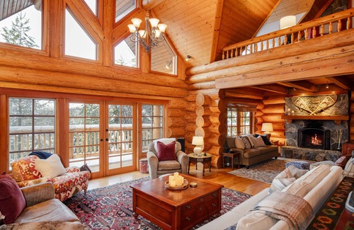 Blackcomb Ski Chalet | ❄︎Tantalus Chalet❄︎ 5 BR Chalet with Hot Tub Ski-In Blackcomb Mtn