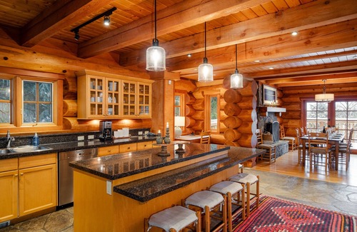 Blackcomb Ski Chalet | ❄︎Tantalus Chalet❄︎ 5 BR Chalet with Hot Tub Ski-In Blackcomb Mtn