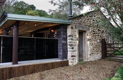 Glossop Cabin | Tanyard Barn - Luxury Hot Tub & Secure Dog Field Included