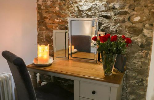 Glossop Cabin | Tanyard Barn - Luxury Hot Tub & Secure Dog Field Included