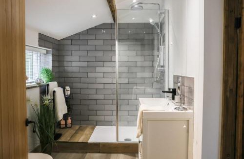 Glossop Cabin | Tanyard Barn - Luxury Hot Tub & Secure Dog Field Included