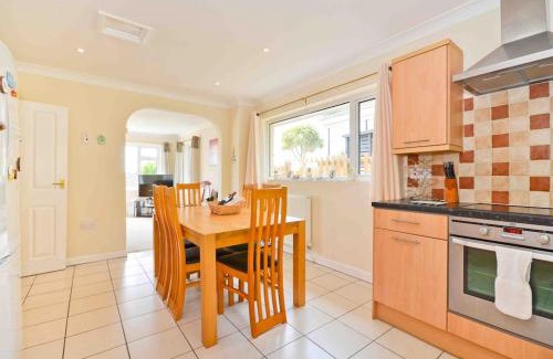 Ventnor House | Tara, Spacious Family Home, Wonderful Sea Views