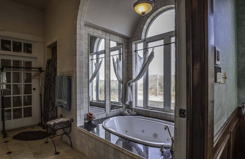 Athens Hotel | Tara Vineyard and Winery
