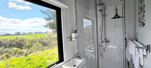 Midhirst House | Taranaki Creekside KIWI by Tiny Away