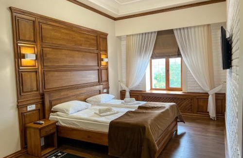 Kamenets-Podol'skiy Hotel | Taras Bulba