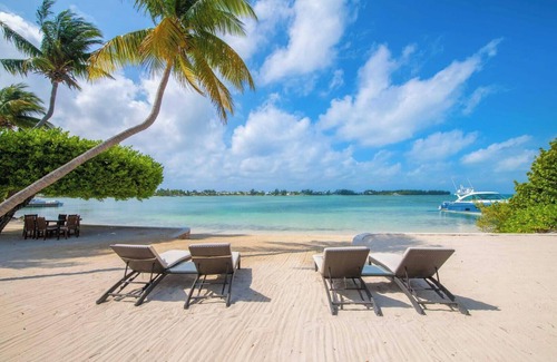 Rum Point House | Tarasand: Modern Seaside Villa w/Elegant Interiors & Barefoot Beach