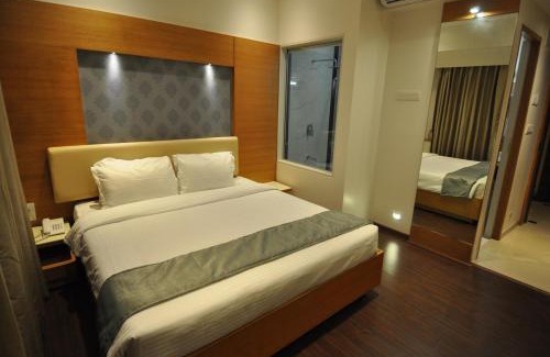 Shivajinagar Hotel | Tarawade Clarks Inn Pune