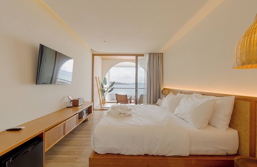 Koh Lan Resort | Tasana Bar and Luxury resort