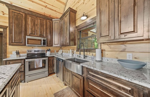 Broken Bow Cabin | ♥ Taste of Hochatown: Wine, Charcuterie 3 King Suites, Private & Highly Rated! ♥