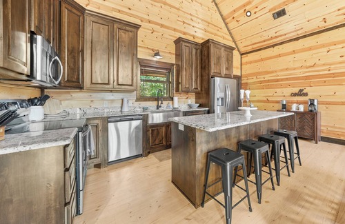 Broken Bow Cabin | ♥ Taste of Hochatown: Wine, Charcuterie 3 King Suites, Private & Highly Rated! ♥
