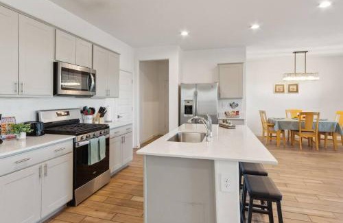 Tucson House | Taste of Tucson Getaway with 3 King beds and views of Silverbell golf course and mountains