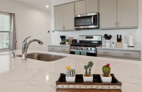Tucson House | Taste of Tucson Getaway with 3 King beds and views of Silverbell golf course and mountains