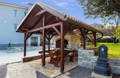 Buzdohanj Apartment | Tasteful and modern apartment with communal pool.