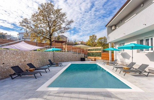 Buzdohanj Apartment | Tasteful and modern apartment with communal pool.