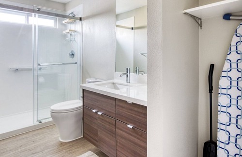 Campbell Apartment | Tasteful Campbell 1BR w/ W/D, Pool, Gym, walk to WF + TJ, by Blueground