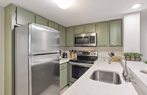 Isle of Palms Condo | Tasteful FIRST Floor Villa with OCEAN VIEWS! Screened Porch, Pool Access!