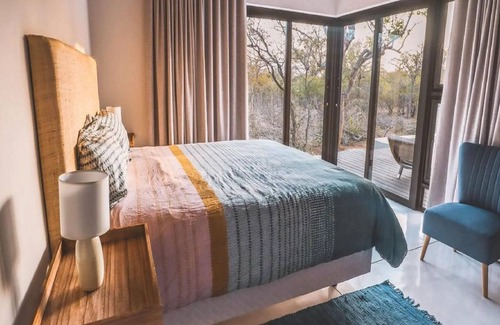 Hoedspruit House | Tasteful villa in Hoedspruit with garden