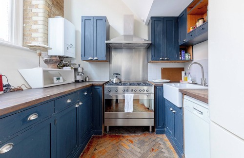 Hackney Central Apartment | Tastefully Curated Mezzanine Studio Flat, Hackney