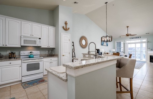 Sunset Island Condo | Tastefully decorated for a relaxing vacation! Waterfront, FREE Linen/Towel pkg