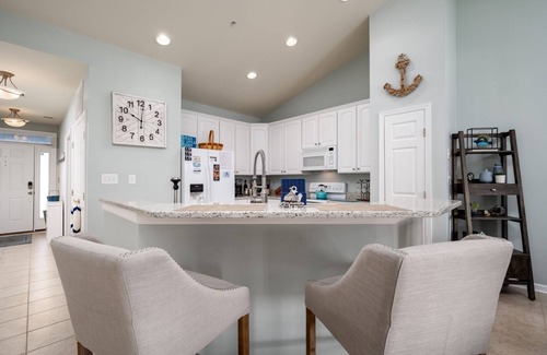 Sunset Island Condo | Tastefully decorated for a relaxing vacation! Waterfront, FREE Linen/Towel pkg