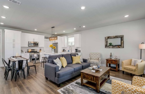 South Pensacola House | Tastefully Decorated |Fenced Yard |Fire Pit |Parking |Edge of Downtown Pensacola|10 Min to N.A.S.