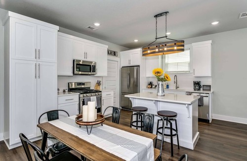 South Pensacola House | Tastefully Decorated |Fenced Yard |Fire Pit |Parking |Edge of Downtown Pensacola|10 Min to N.A.S.