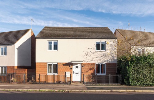 Newport Pagnell House | Tastefully designed urban detached home in vibrant Broughton Milton Keynes.