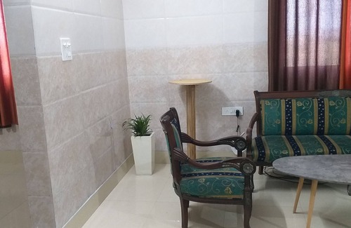 South West Apartment | Tastefully designed spacious room