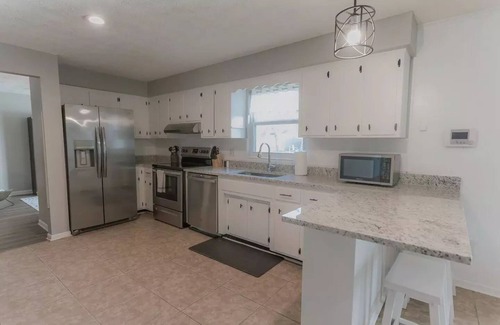 Sandalwood House | Tastefully furnished home near the beach