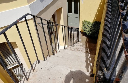 Tenby Apartment | Tastefully furnished basement apartment right by South Beach