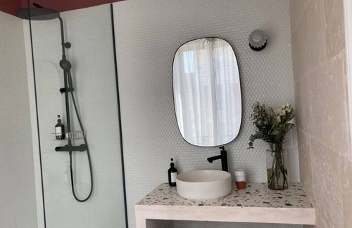 Centre Ville Bed & Breakfast | ! Tastefully renovated guest house in NIORT. 5 minutes from the Marais Poitevin